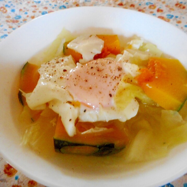 カボチャとキャベツと卵の食べるスープ